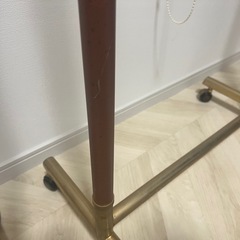 ゴールド調ハンガーラック（調整可能）の画像