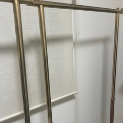 ゴールド調ハンガーラック（調整可能）の画像
