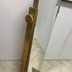 ゴールド調の全身鏡の画像