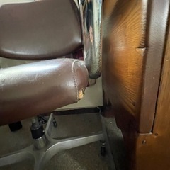 【10円】茶色のデスクチェア（座面破れあり）【厚木市岡田】の画像