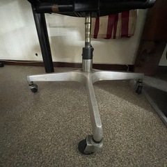 【10円】茶色のデスクチェア（座面破れあり）【厚木市岡田】の画像