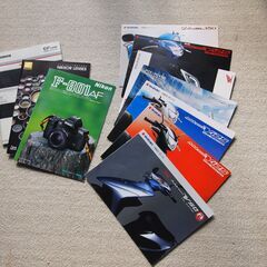 カメラとスクーターのカタログの画像