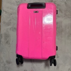 ピンクのキャリーケースの画像