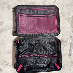 ピンクのキャリーケースの画像