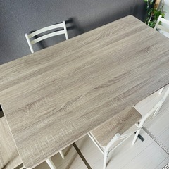 ダイニングテーブルの画像