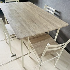 ダイニングテーブルの画像