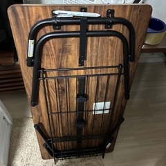 冷蔵庫、テレビ、棚、机、テーブル、ゴミ箱、マットレス等の画像