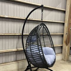 K44 不二貿易 ハンギング チェア ゆりかご 椅子 美品 ブラック 卵型 吊り下げ式 クッション付き インテリア 家具  の画像
