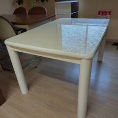 白いダイニングテーブルの画像