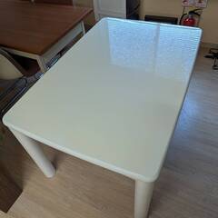 白いダイニングテーブルの画像