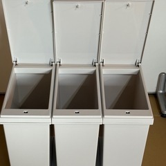 ニトリ　NITORI　分別フタ付きゴミ箱の画像