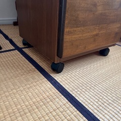 木製キャスター付きの引き出しの画像