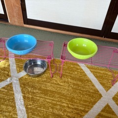ペットの餌入れ台など5点セットの画像
