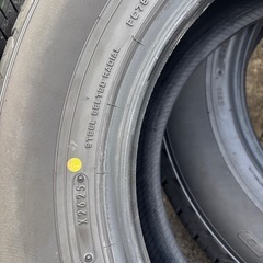 ハイエース　タイヤ　4本　純正　ほぼ新品　　の画像