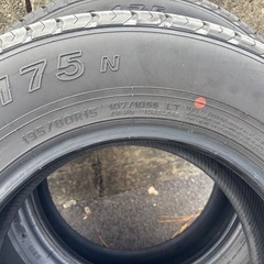 ハイエース　タイヤ　4本　純正　ほぼ新品　　の画像