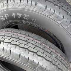 ハイエース　タイヤ　4本　純正　ほぼ新品　　の画像