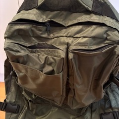 カーキ色　キャリーバッグの画像