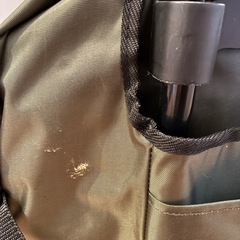 カーキ色　キャリーバッグの画像