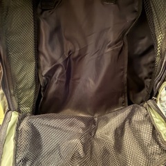 カーキ色　キャリーバッグの画像