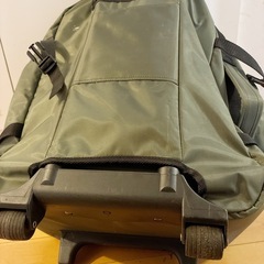 カーキ色　キャリーバッグの画像