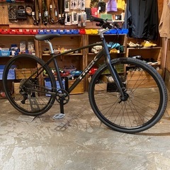 通勤通学やちょっとしたグラベルサイクリングにもおすすめ リユースクロスバイク TREK FX3 DISC Mサイズの画像