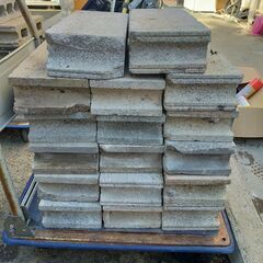 △ A コンクリートブロック 17点おまとめ 大きさ色々 欠け汚れありの画像