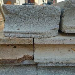 △ A コンクリートブロック 17点おまとめ 大きさ色々 欠け汚れありの画像