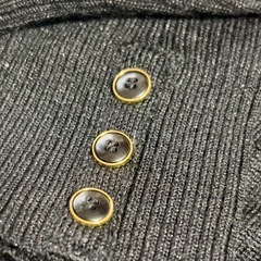 3L Il Suffitのタートルネック ブラックセーター ボタン付きの画像