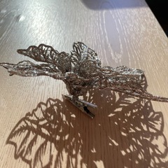 銀の花飾りの画像