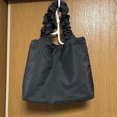 フリルショルダーバッグ 黒 ビジュー付き A4対応 可愛いの画像