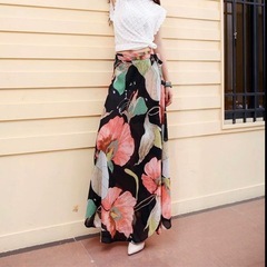 新品花柄ロングスカート 黒 ピンクの画像