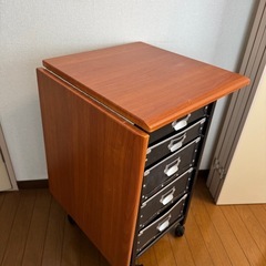 折りたたみデスクの画像