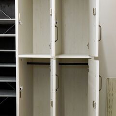 ビューティーガレッジ ボードロッカー4D クローゼットタイプの鍵付き4ドアロッカー カントリーホワイト 札幌市清田区の画像