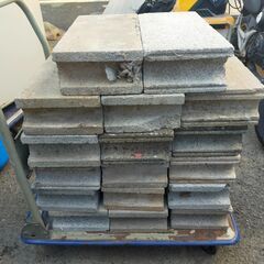 △ B コンクリートブロック 17点おまとめ 大きさ色々 欠け汚れありの画像