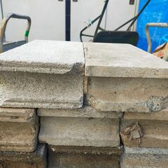 △ B コンクリートブロック 17点おまとめ 大きさ色々 欠け汚れありの画像