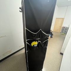 キャスター付きの折りたたみクローゼットで、内部に棚があり、ファスナー付きです。の画像