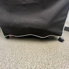 キャスター付きの折りたたみクローゼットで、内部に棚があり、ファスナー付きです。の画像