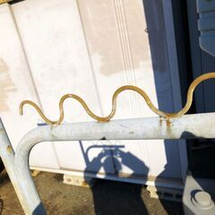 ▼ 洗濯物干し台 アルミ製 高さ 170cm 幅 104cm メーカー不明 土台の欠け有り サビ汚れあり 現状渡しの画像