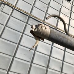 ▼ 洗濯物干し台 アルミ製 高さ 170cm 幅 104cm メーカー不明 土台の欠け有り サビ汚れあり 現状渡しの画像