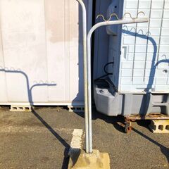 ▼ 洗濯物干し台 アルミ製 高さ 170cm 幅 104cm メーカー不明 土台の欠け有り サビ汚れあり 現状渡しの画像