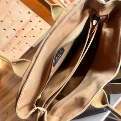 しっかりした作りのショルダーバッグの画像