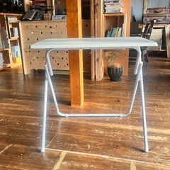 白のテーブル　折りたたみの画像