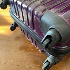 【無料】キャリーケース　タイヤ壊れ　傷ありの画像