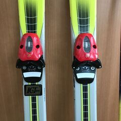 ジュニア用スキーとストックの画像