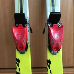 ジュニア用スキーとストックの画像