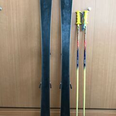 ジュニア用スキーとストックの画像