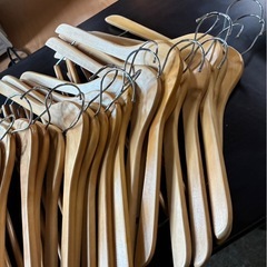 木製ハンガー大量セット の画像