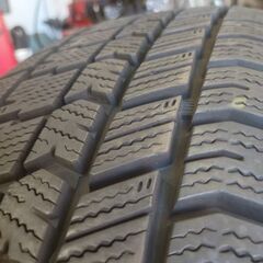 ほぼ新品溝 195/60R17 2023年 Goodyear ICE NAVI8 スタッドレス 工賃込みの画像