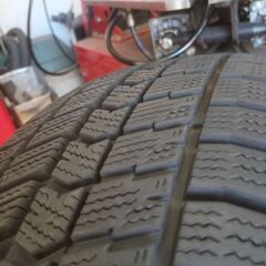 ほぼ新品溝 195/60R17 2023年 Goodyear ICE NAVI8 スタッドレス 工賃込みの画像