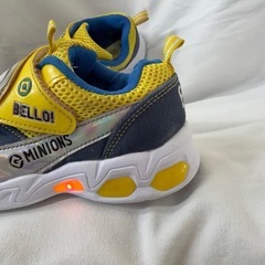 【中古】ミニオン⭐︎光るスニーカー　18センチ　の画像